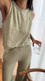Ensemble composé d'un haut en maille sans manches et d'un pantalon évasé