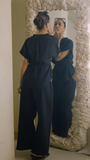 Set aus strukturiertem Oberteil mit Bindegürtel und weit geschnittener Hose 