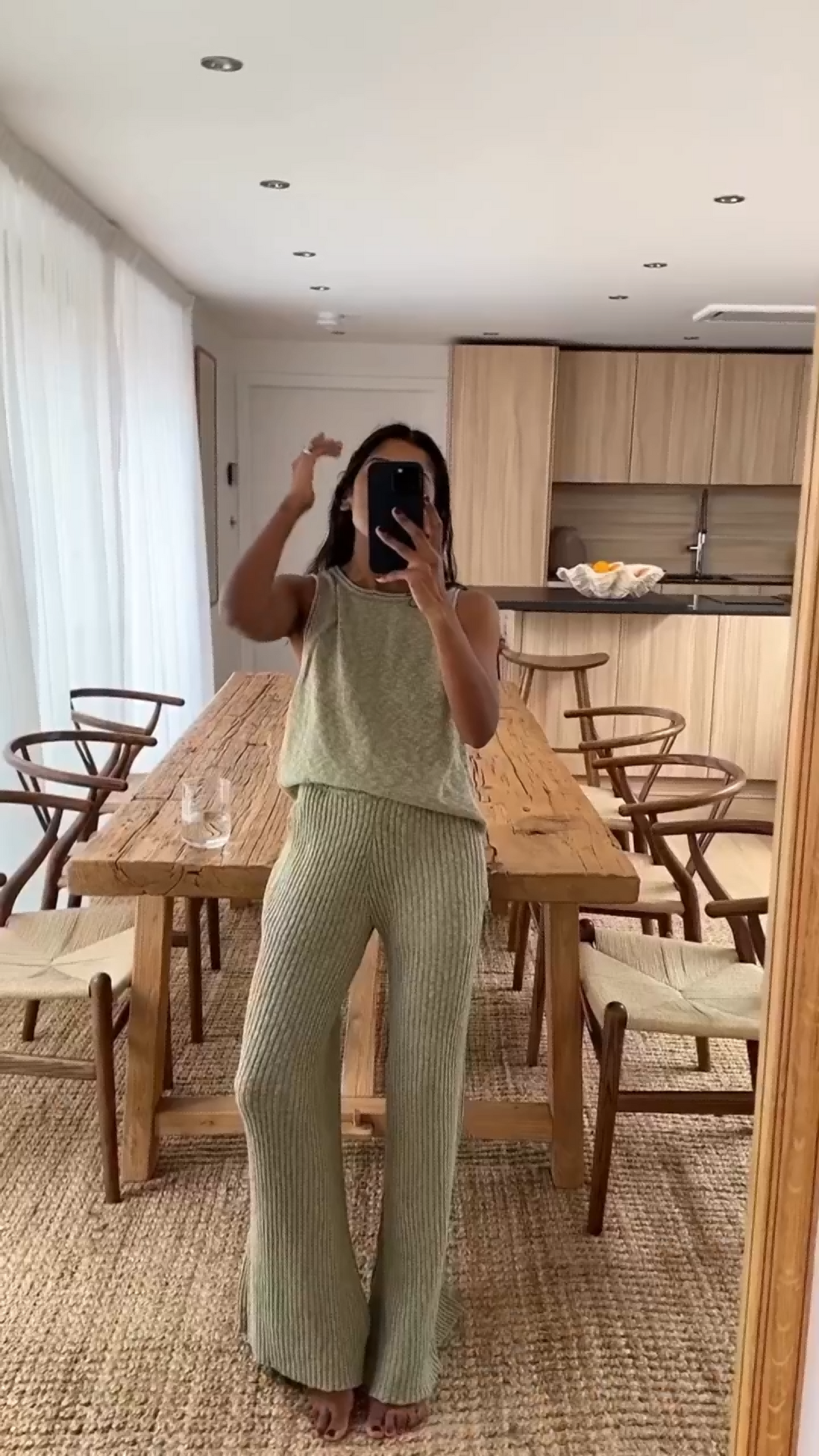 Ensemble composé d'un haut en maille sans manches et d'un pantalon évasé