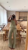 Ensemble composé d'un haut en maille sans manches et d'un pantalon évasé